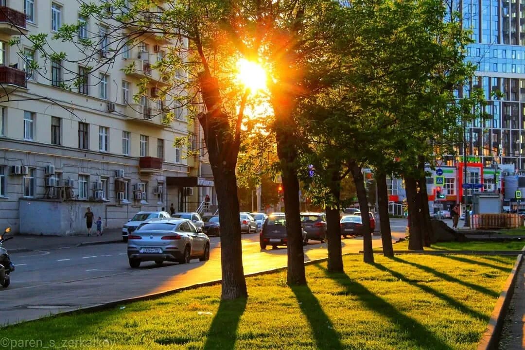 Солнечный день улица. Городская улица утром.