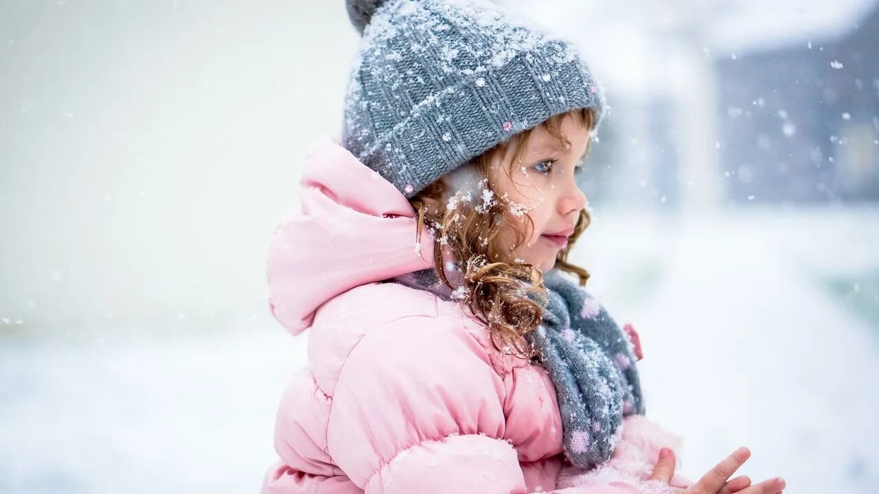 Дети в снегу. Снежный ребенок. Дети радуются зиме. Девочка в розовом в сугробе.