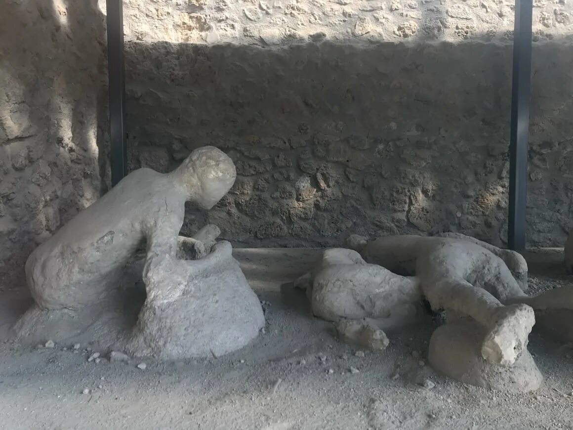 Mark pompeii. Пепельные статуи помпеи. Амфитеатр в геркуланум. Театр помпеи древнего рима. Амфитеатр помпеи.