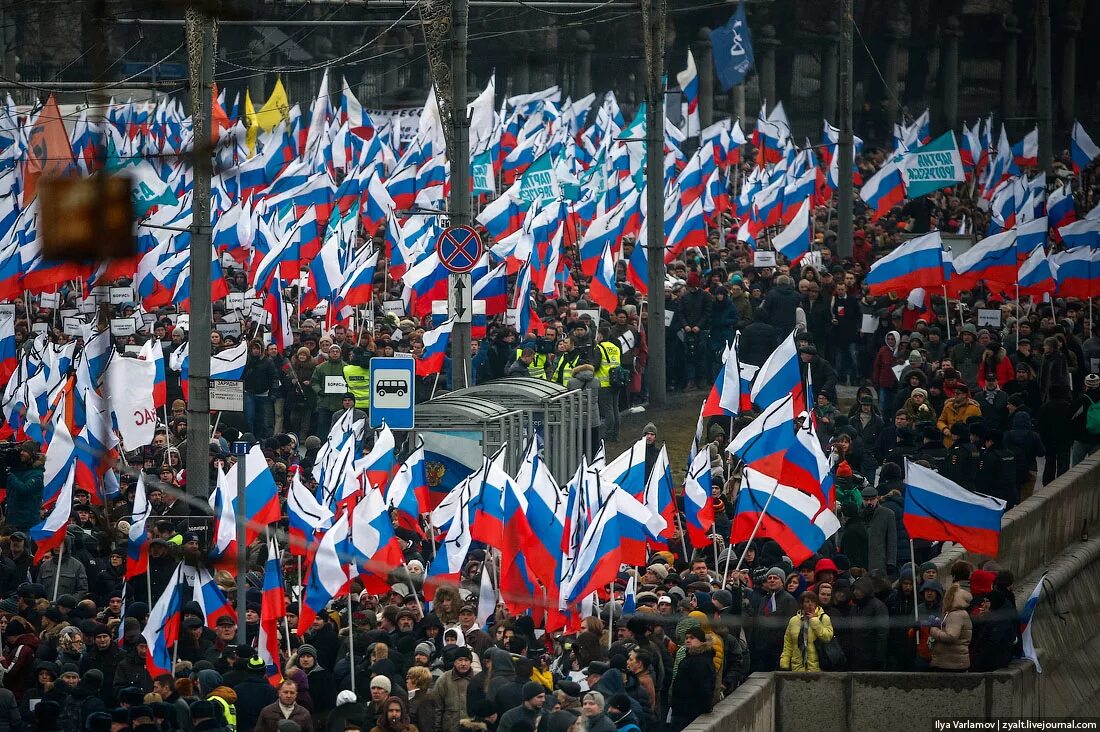 Флаг россии на демонстрации. Митинг флага. День флага в пересвете. 1 мая в россии. Люди с флагами россии.