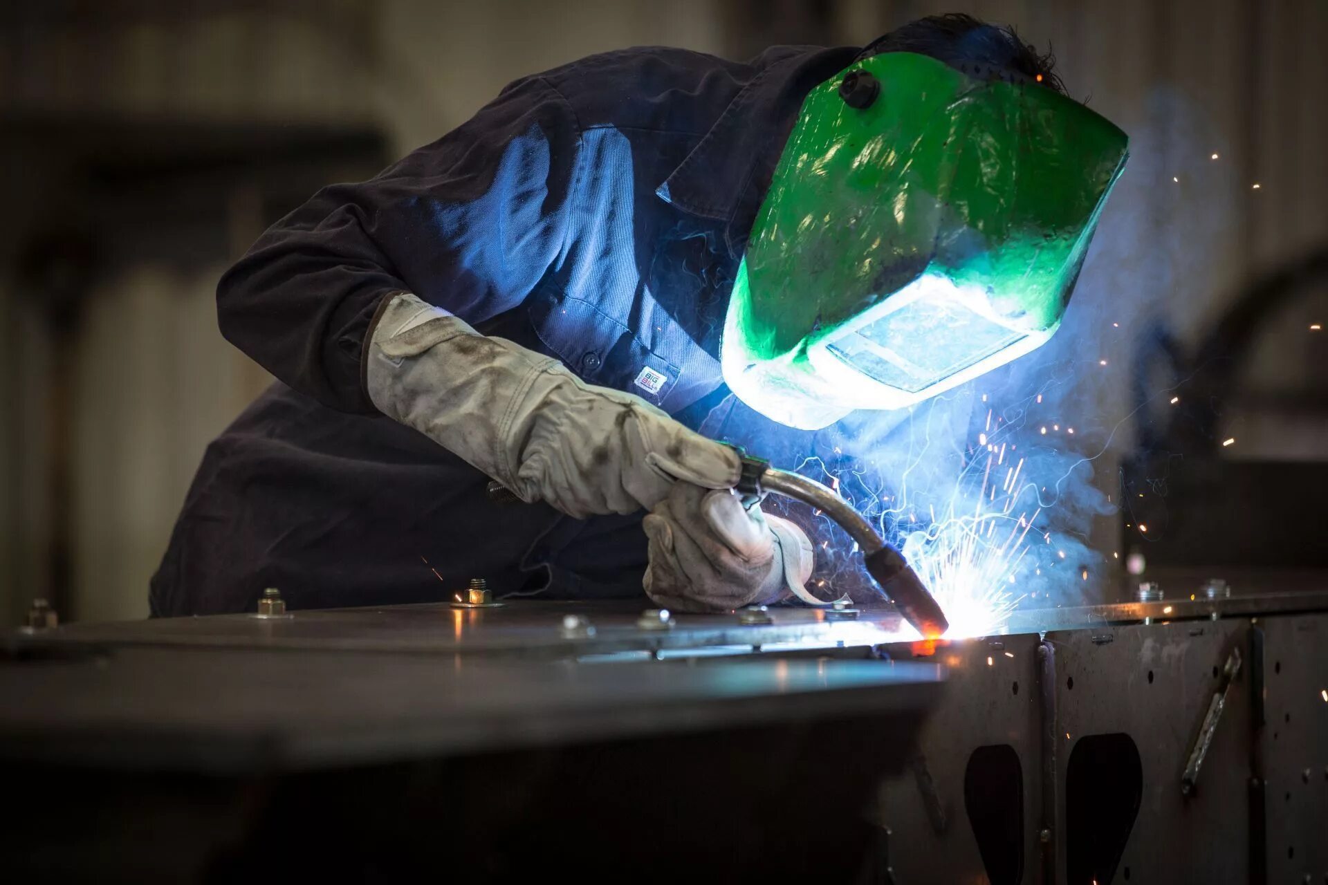 Работа сварщик лет. Aluminium steel tig welding. процесс сварки. процесс электросварки. сварщик hd.