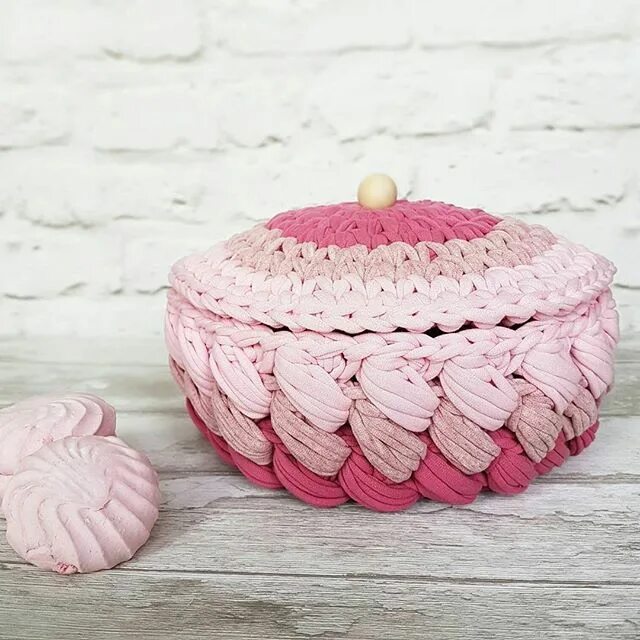 Корзинка зефирка крючком. Вязаные корзинки зефирки. Корзинка из трикотажной пряжи зефирка. Корзинка зефирка мк. Корзинка зефирка.
