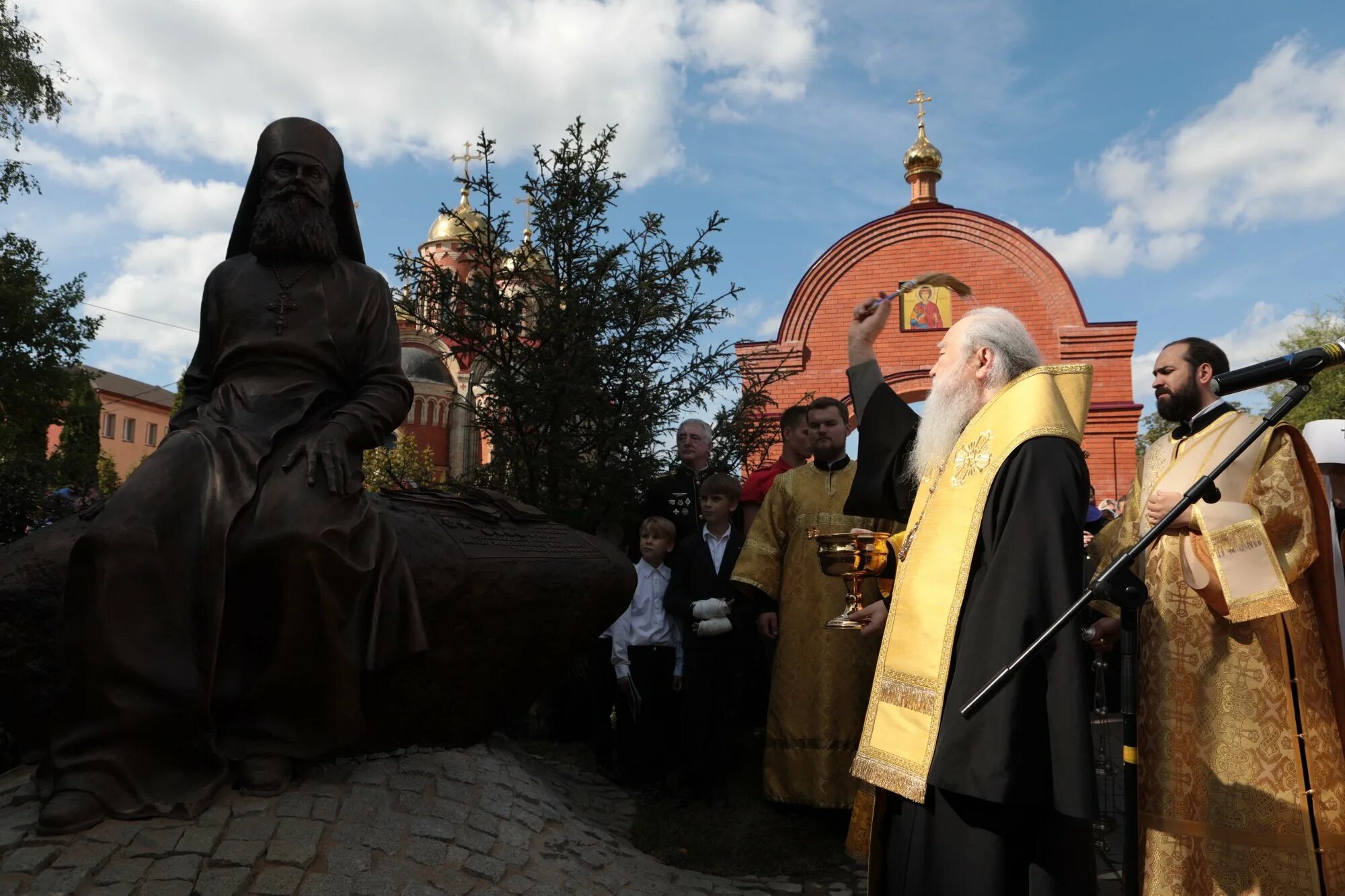 Настоятель Псково-Печерского монастыря Алипий Воронов. Памятник архимандриту Алипию Псково Печерского монастыря. Памятник архимандриту Алипию в Домодедово. Отец Алипий Псково-Печерский монастырь.