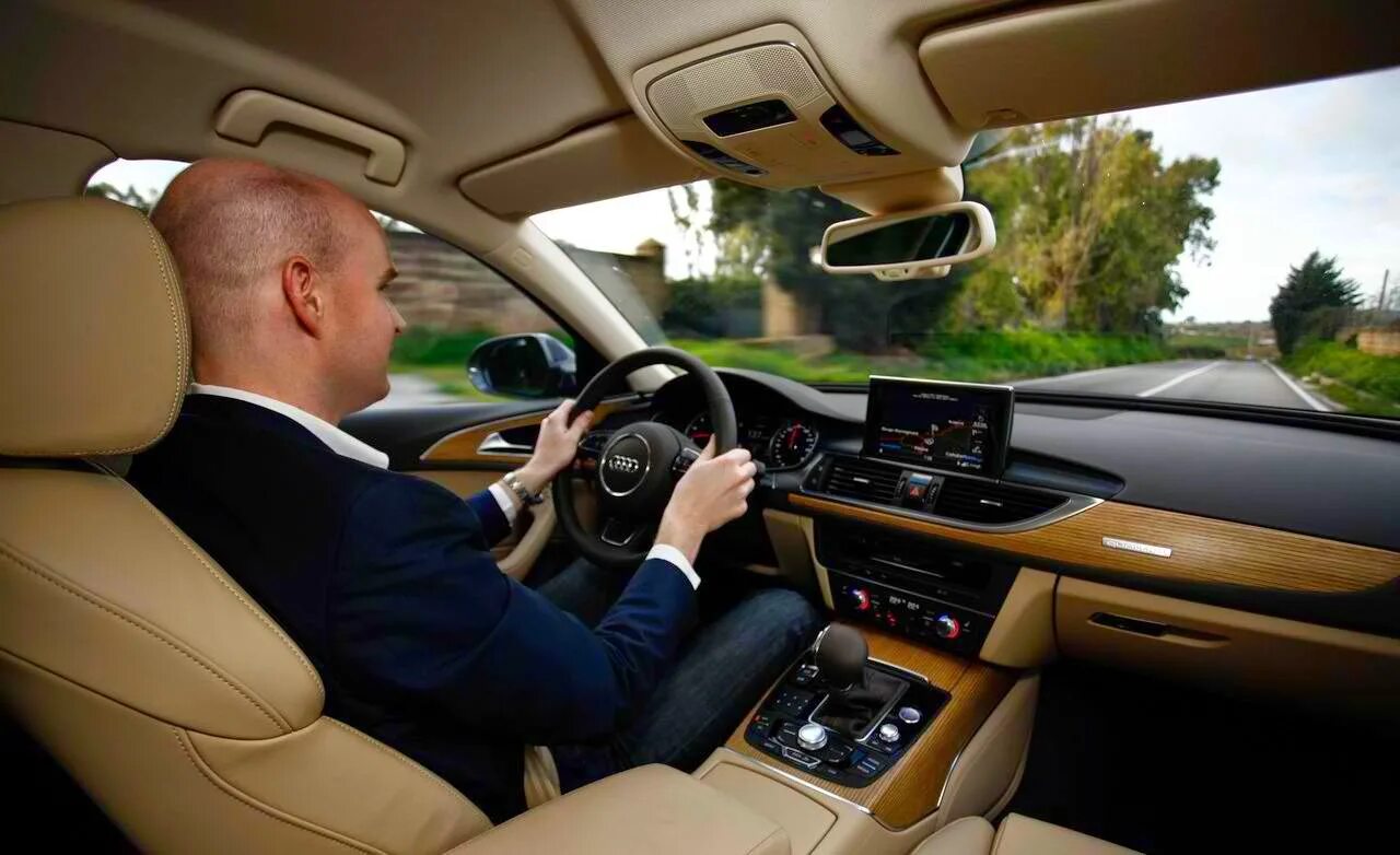 Barbour driving car cheap. Водитель оборачивается назад. Женщина водит машину. Мужчина в авто. Водитель вольво хс90.