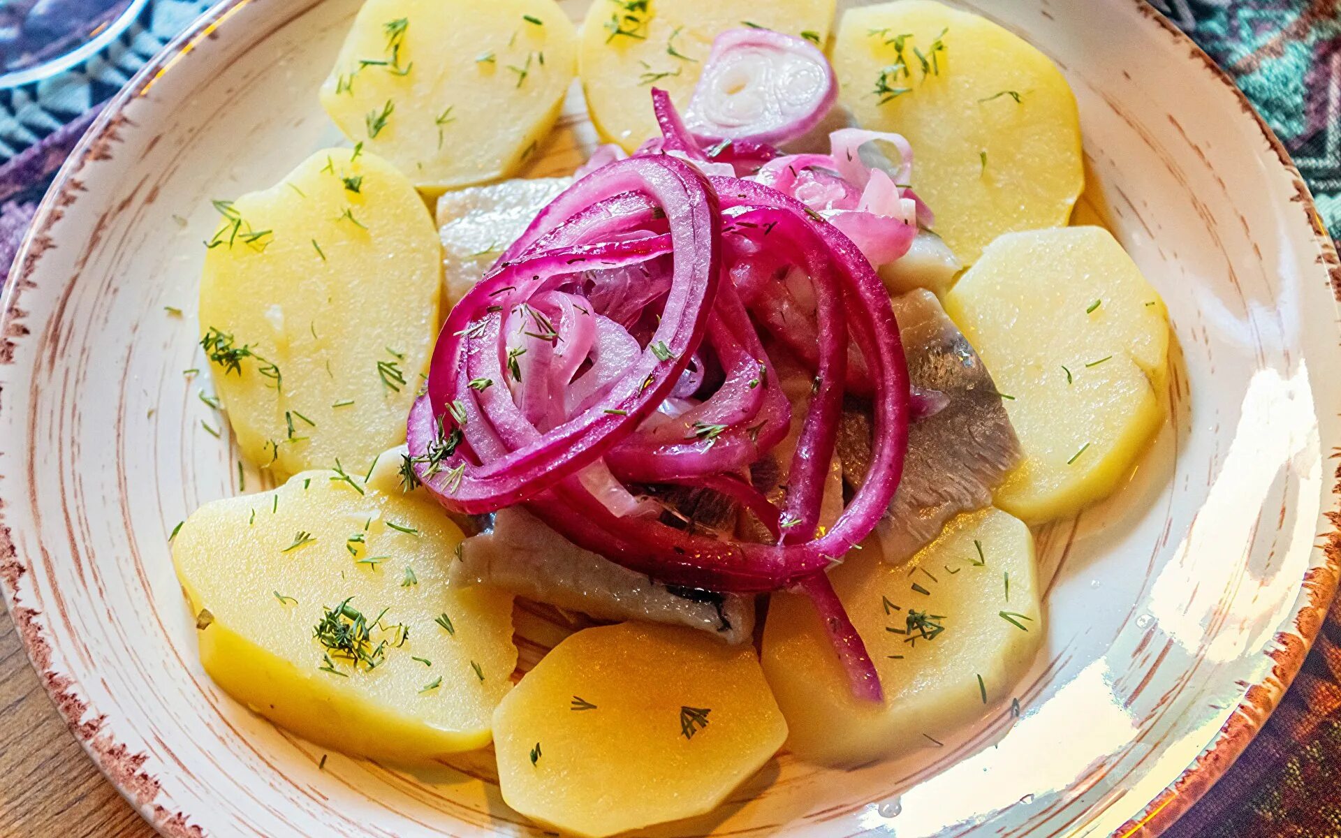 Картошка была вкусная. Картофель. вареная картошка. вареный картофель. картошка в тарелке.