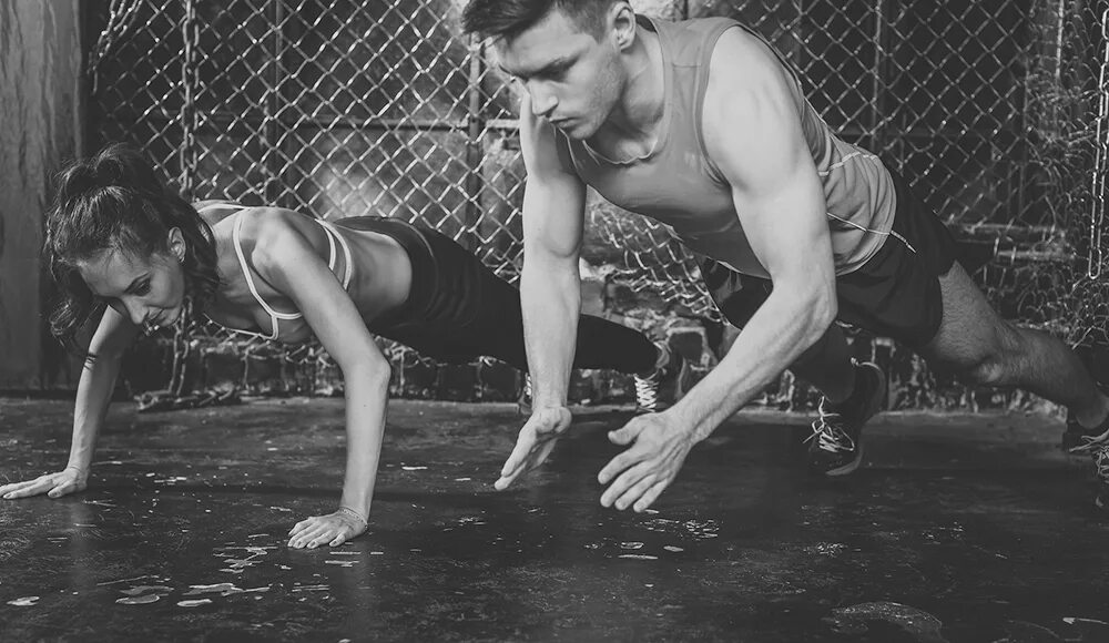 Гифки упражнений в спортзале. Kettlebell swings кроссфит. Махи гирей кроссфит. Trx девушки. Trx петли фон.