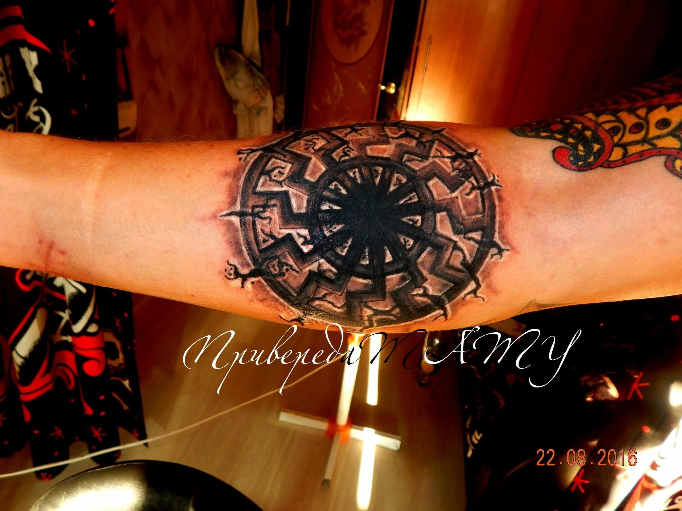 Чёрное солнце на лоете. Черное солнце славян тату. Коловрат черное солнце. Чёрное солнце тату на локте. Черное солнце тату.