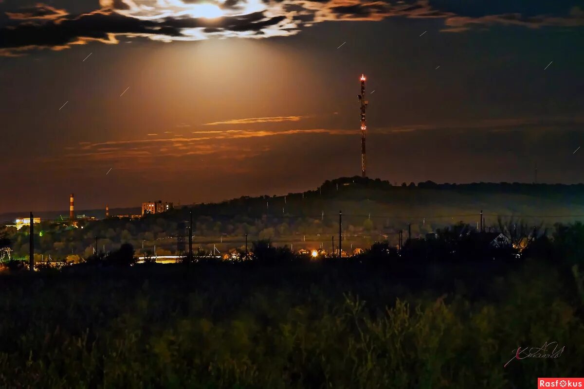 ночная стела белая калитвы. парад планет. город киров ночью. пейзажи белой калитвы. белая калитва ночью.