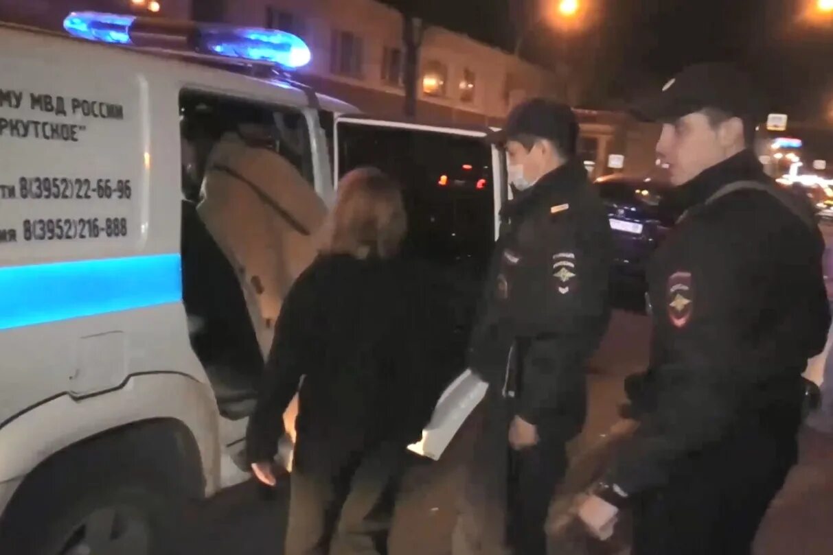 полицейские в ночном клубе. омон в ночном клубе. задержания в клубе. полиция задержала подростка. омон на посту.