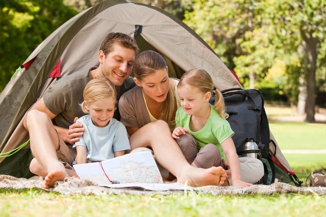 Little camp. Семья в походе. Семейные путешествия с детьми. Поездка на природу семьей. Туризм дети.