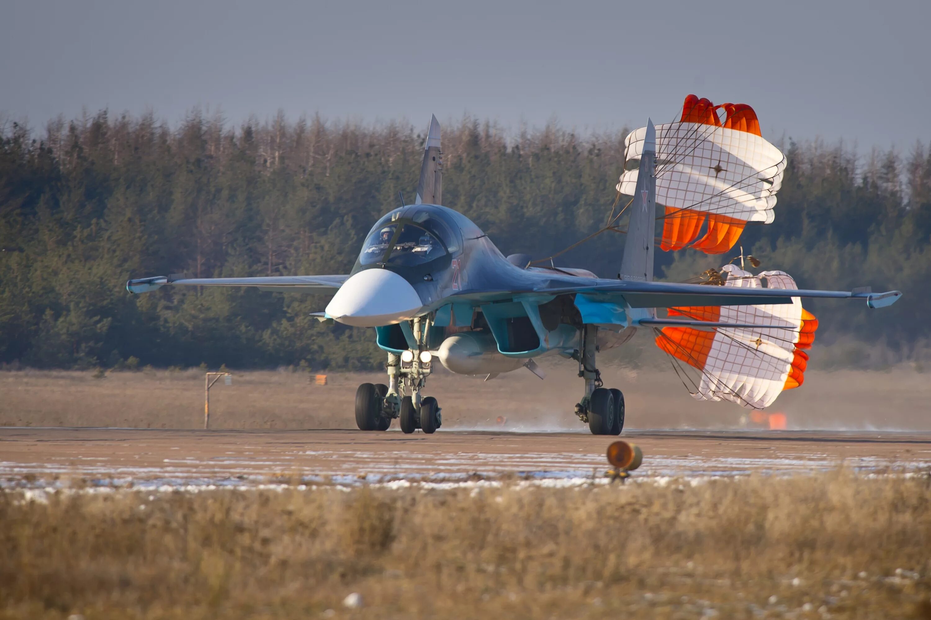 Су-34 тормозной парашют. Су-34 истребитель. Су 34 аэродромы базирования. Су-34 бомбардировщик.