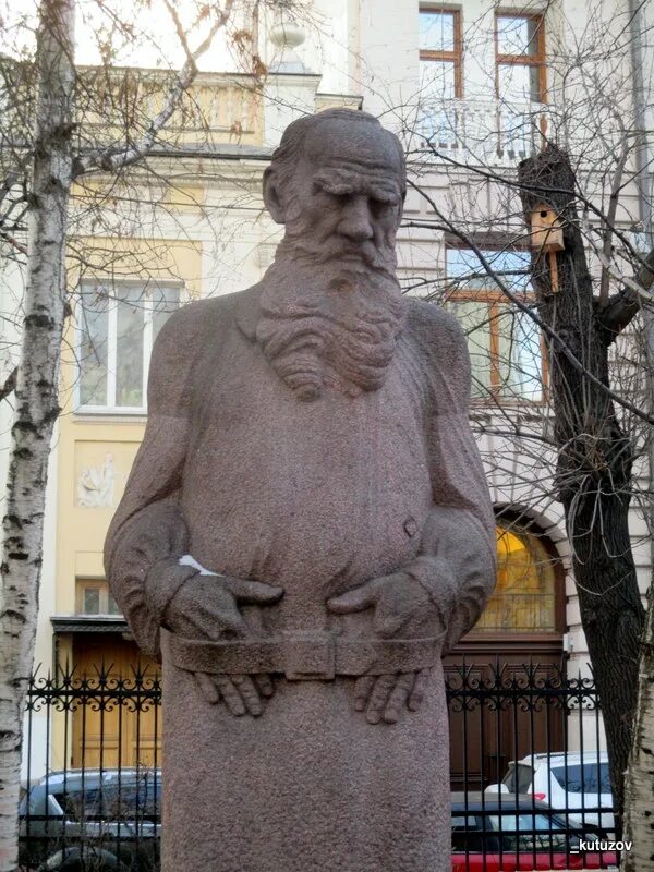 Толстой статуя