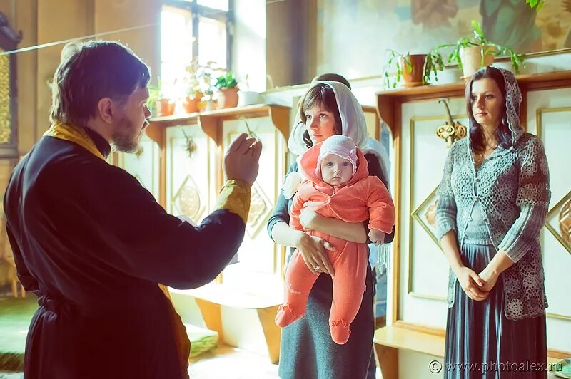 Как одеться крестному на крещение. Платье на крещение для крестной. одежда мамы на крещение ребенка. платье на крещение для крестной мамы. платье на крестины для крестной 2025.