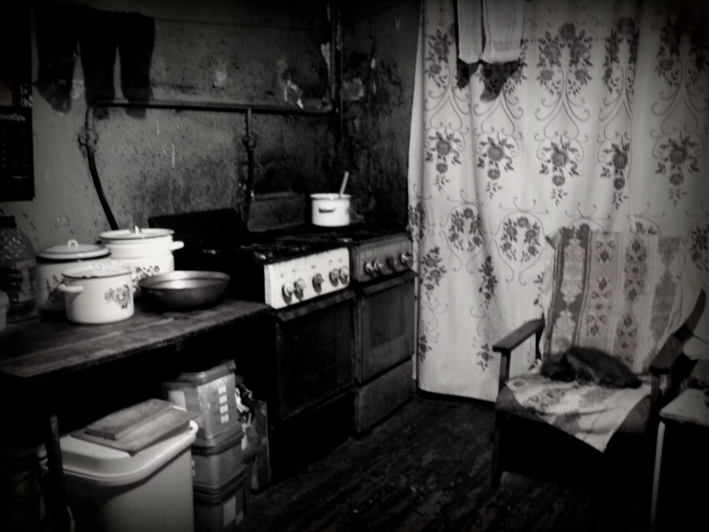 Коммуналка телефон. Советская коммуналка. Коммунальная квартира 1930. Старая комната в коммуналке. Комната в коммуналке.