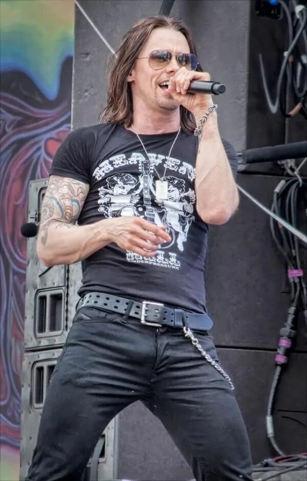 Myles kennedy the art of letting go. Знаменитости музыканты. кеннеди музыкант. музыкант альтер рок москва. myles kennedy handsome.