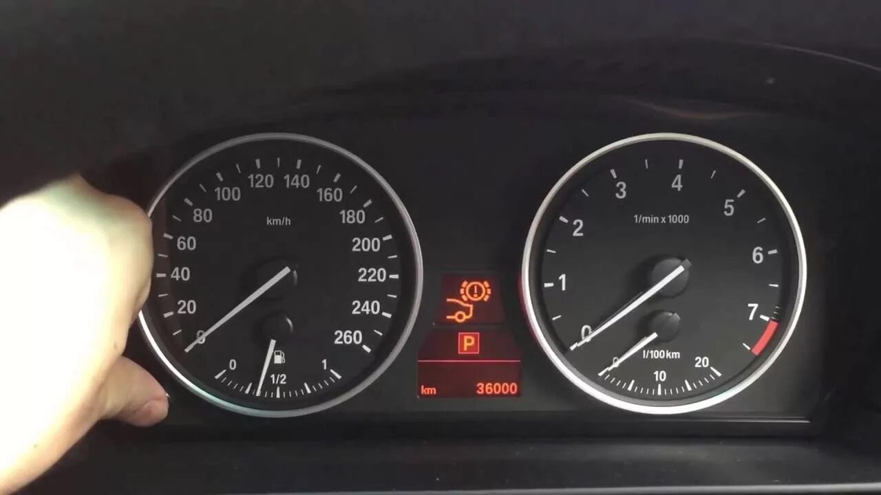 Чек БМВ е60. Уровень масла БМВ е90. Датчик давления масла BMW e92. БМВ е60 масло чек. Уровень масла бмв е60