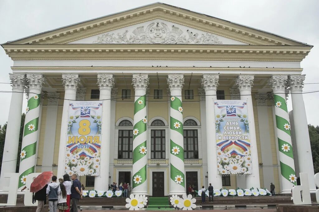 Рязанский драматический театр. Драматический театр рязань. Рязанский областной театр. Гаук рязанский театр драмы, рязань. Театр драмы рязань сквер циолковского.