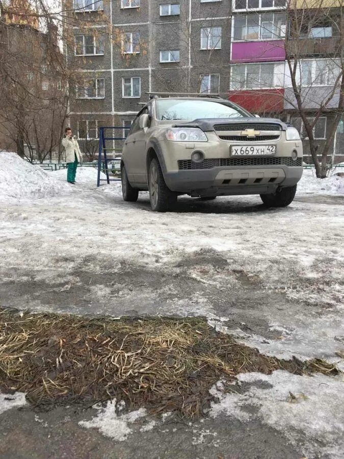 Полматери в сугробы газоны. Заезд с газоном. Парковка на газоне зимой. Машина на газоне зимой. Машина припаркована на зимой на газоне.