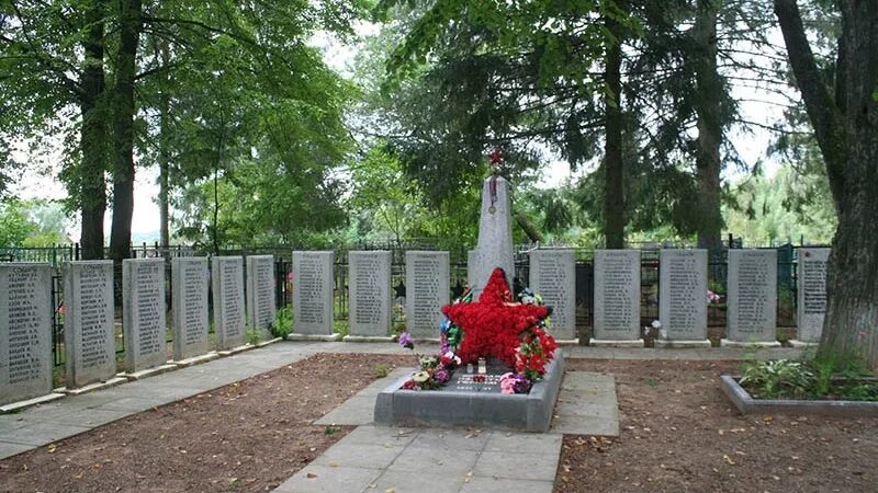 Мемориал Братская могила. Псковская область Великолукский район Братская могила. Захоронение воинов д. Губаны Великолукский район. Братские могилы в годы войны