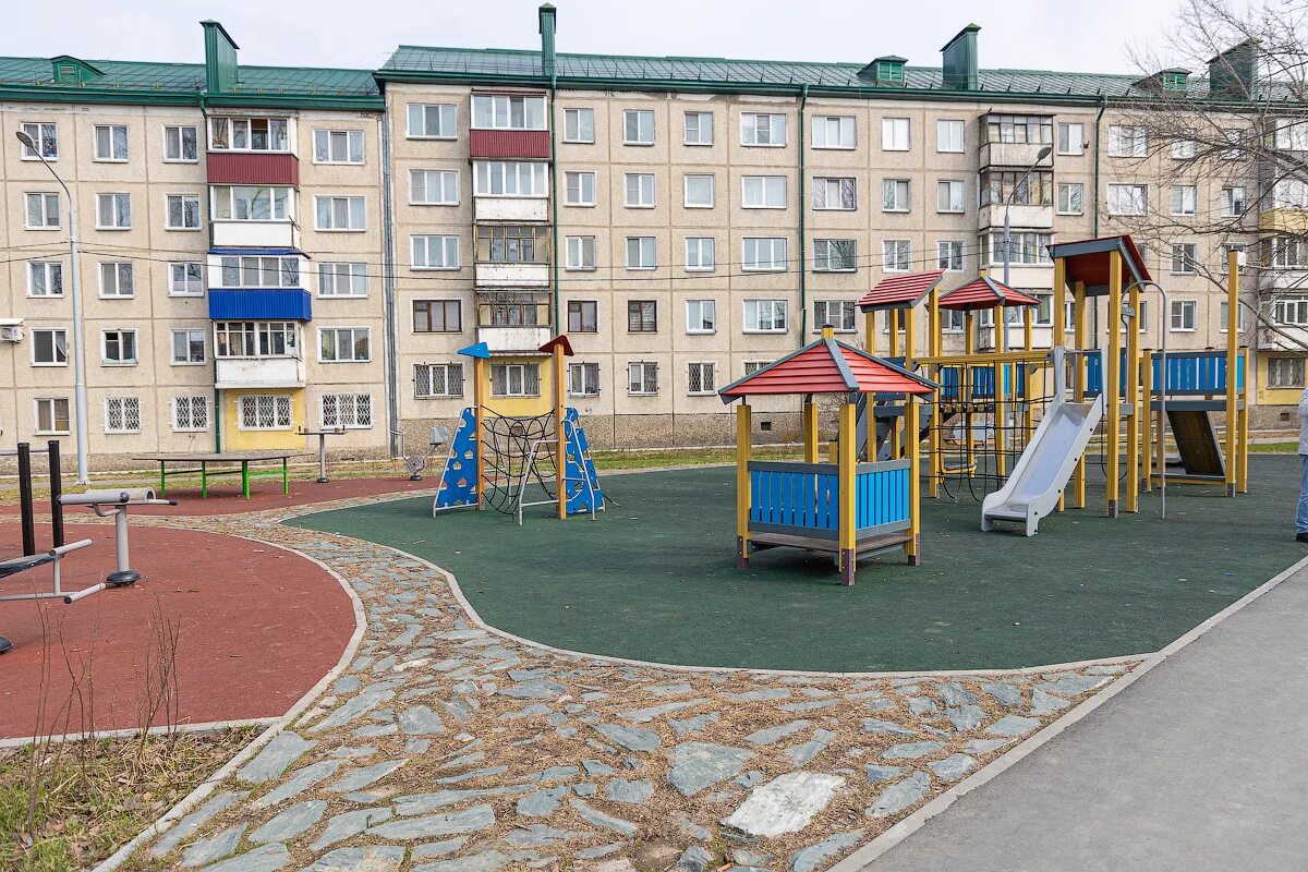 Генерала батова 29 рыбинск. Проверить двор. Проверить двор. Проверить двор. Люди во дворе.