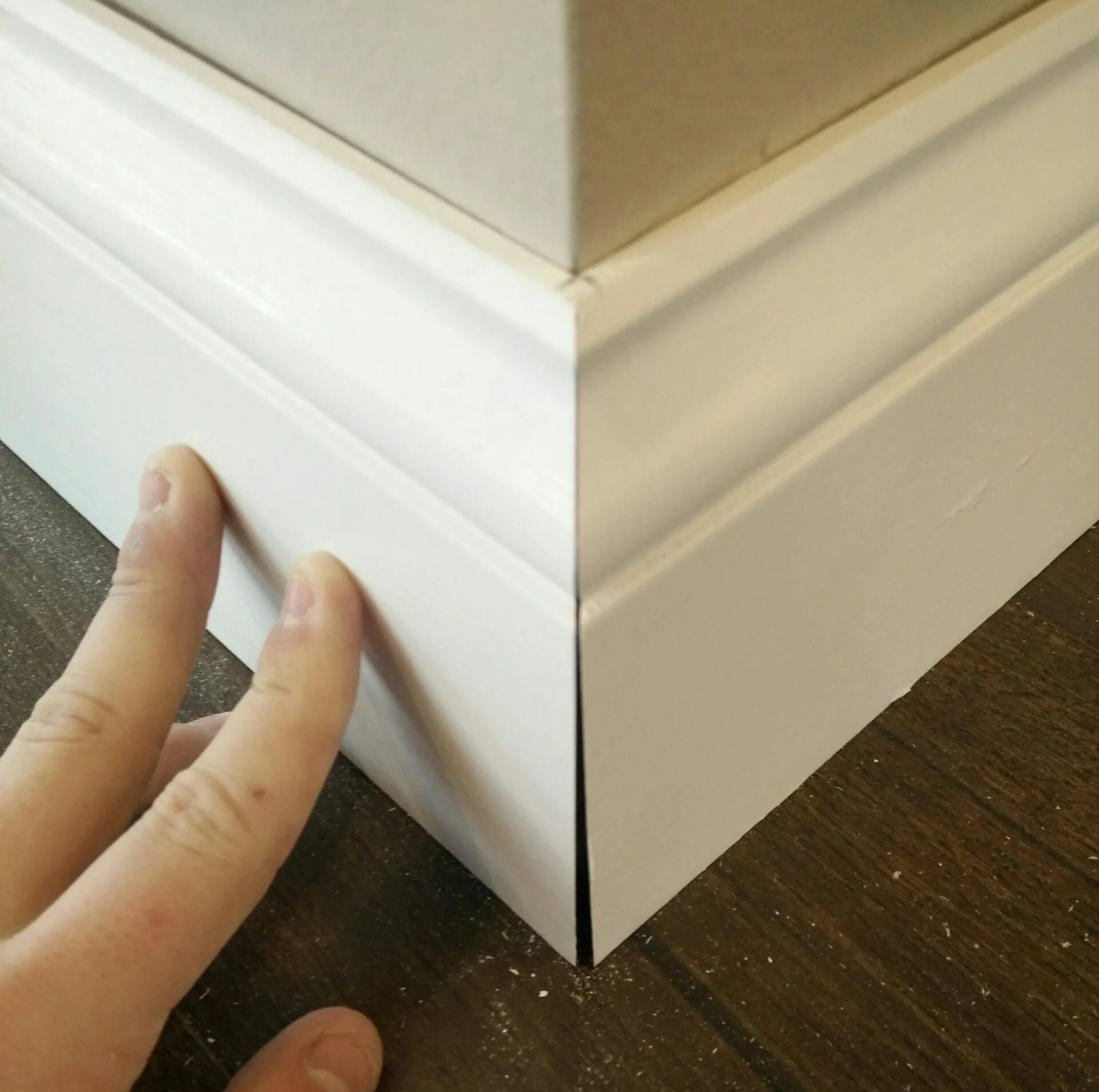 Соединение углов плинтусов. Плинтус MDF Baseboard 70х15х2400. Запил плинтуса МДФ под 45. МДФ стык 45. МДФ плинтус под 45.