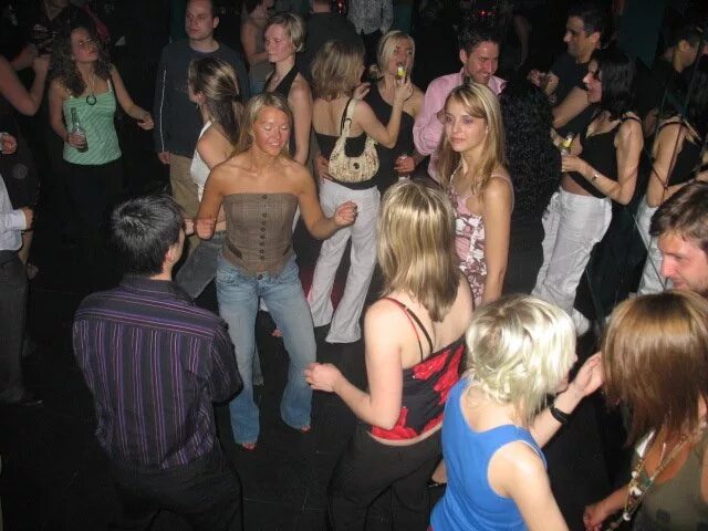 В чем пойти на вечеринку в клуб. Девушка на дискотеке. В чем зодчт на дискотеки. В чем пойти в клуб фото.