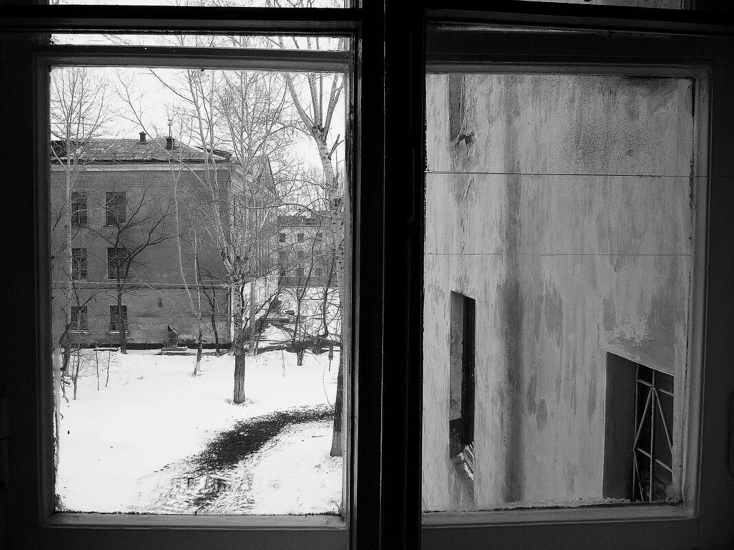 Окно становится черным. Страшный вид из окна. Депрессивный вид из окна. Вид из окна хрущевки. Старое окно.