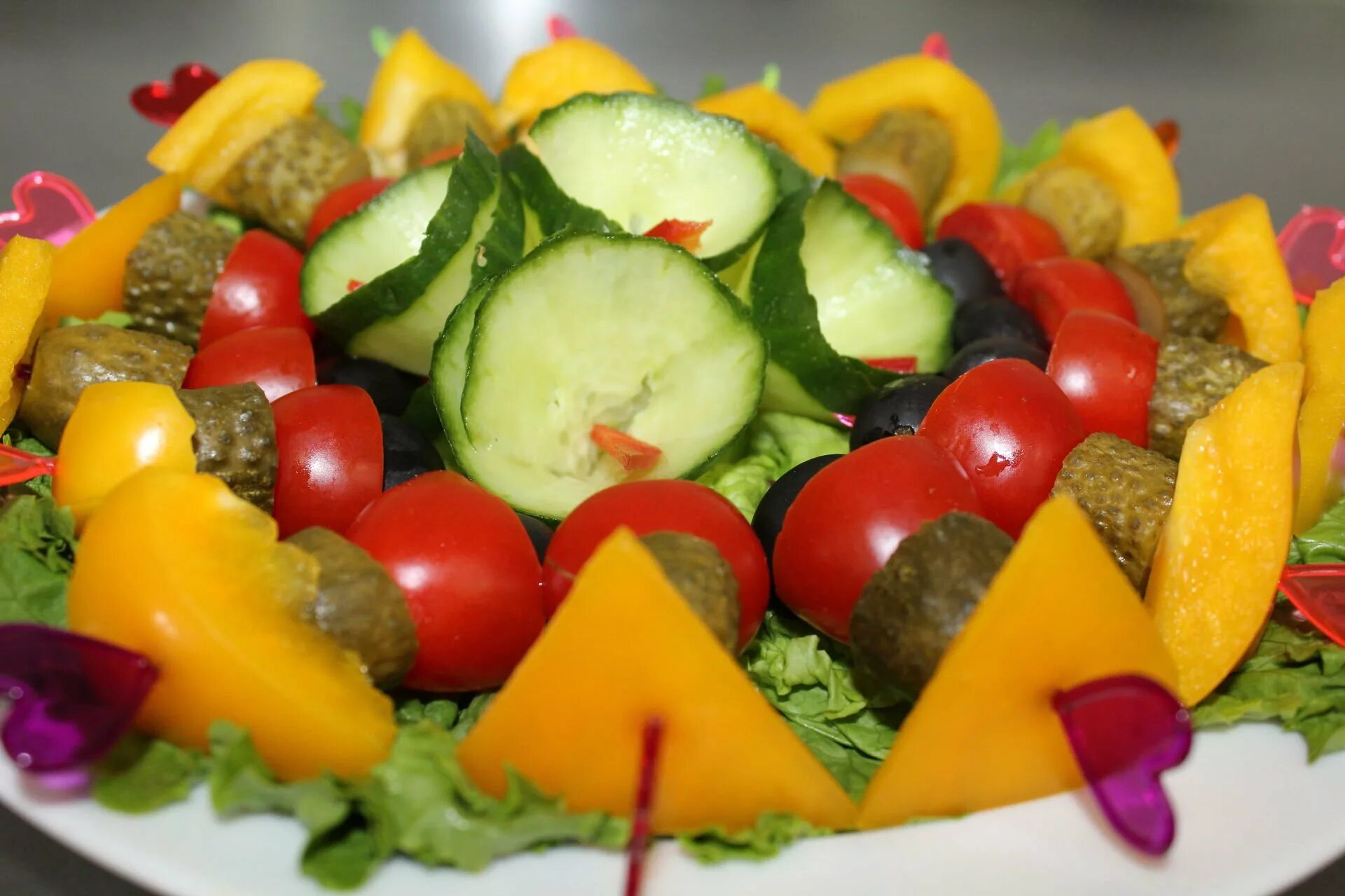 шашлычки на шпажках. шашлычки на шпажках с овощами. овощи на шпажках. закуски на шпажках в духовке. канапе помидоры черри моцарелла базилик.