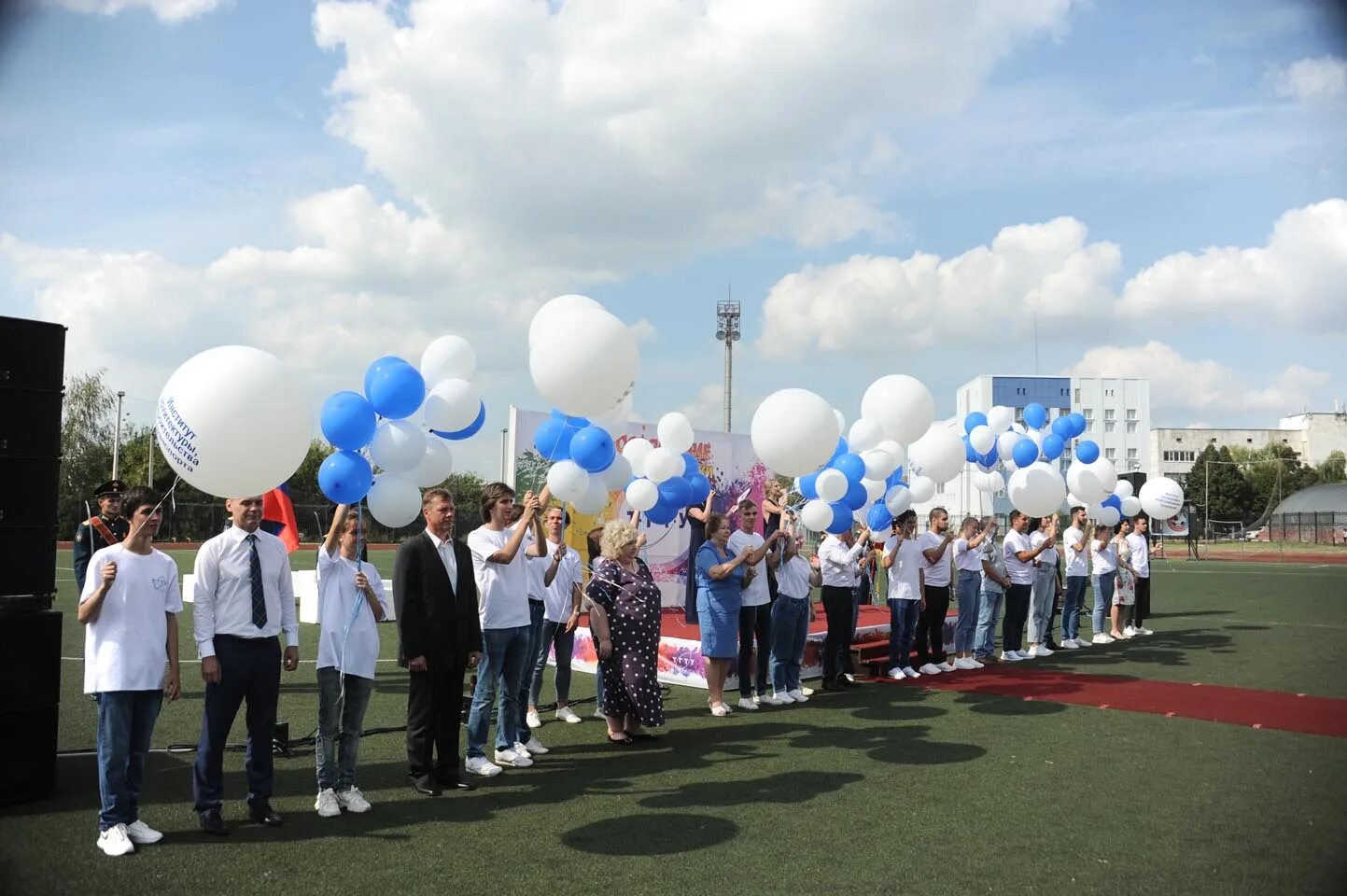 Более 2000 человек. Молодежь лица. 2000 человек на фото. Более 2000 человек. Молодежь лица.