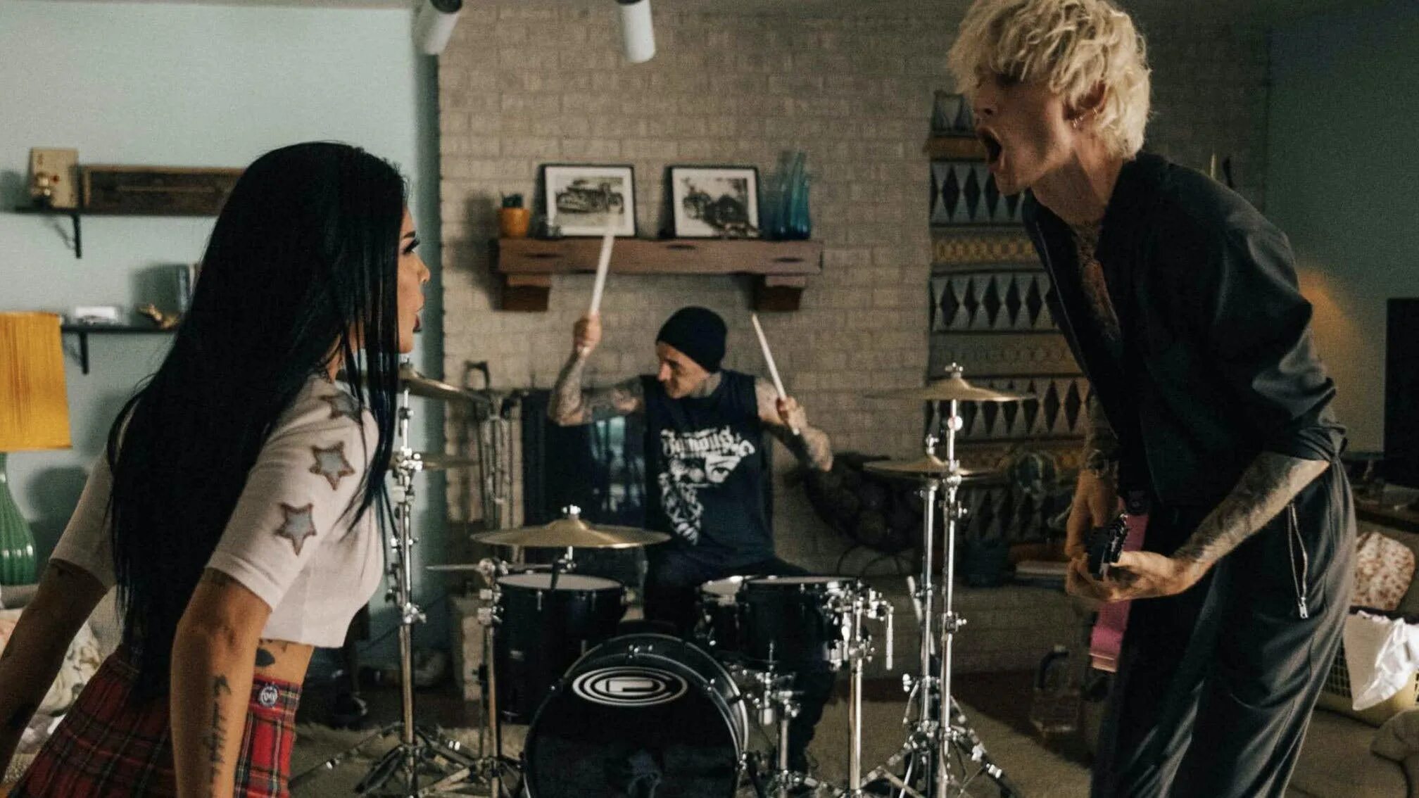 Mgk let me go. Halsey mgk forget me too. halsey machine gun kelly. machine gun kelly forget me too. холзи forget me too.