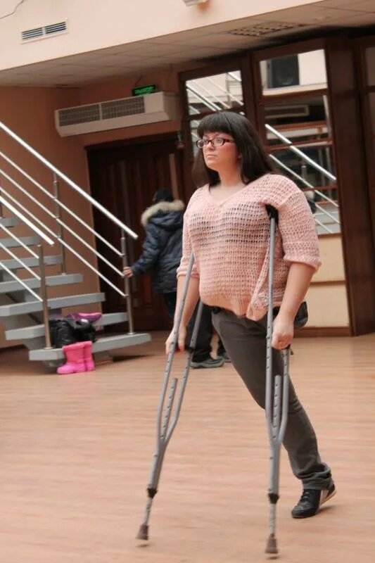 Хожу на костылях ампутация. На костылях ногу ампутировали. Девушки инвалиды на костылях. Костыли для инвалидов с одной ногой. Человек на костылях.