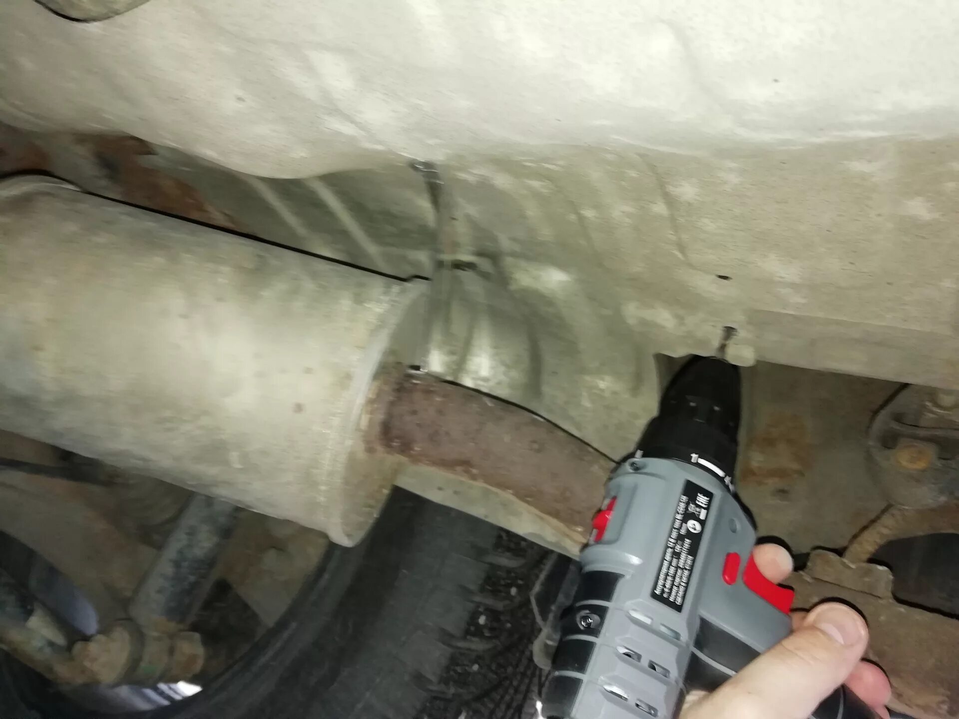 Термоэкран глушителя. Хомут глушителя лачетти 1.6. термоэкран глушителя калина 2. термоэкран глушителя лачетти. клипса термоэкрана глушителя 153916.