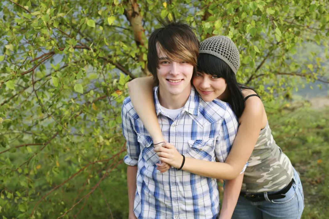 Хочу парня в 14. Селена гомес поцелуй. Хочу парня в 14. Nat wolff selena. Первый поцелуй с парнем.