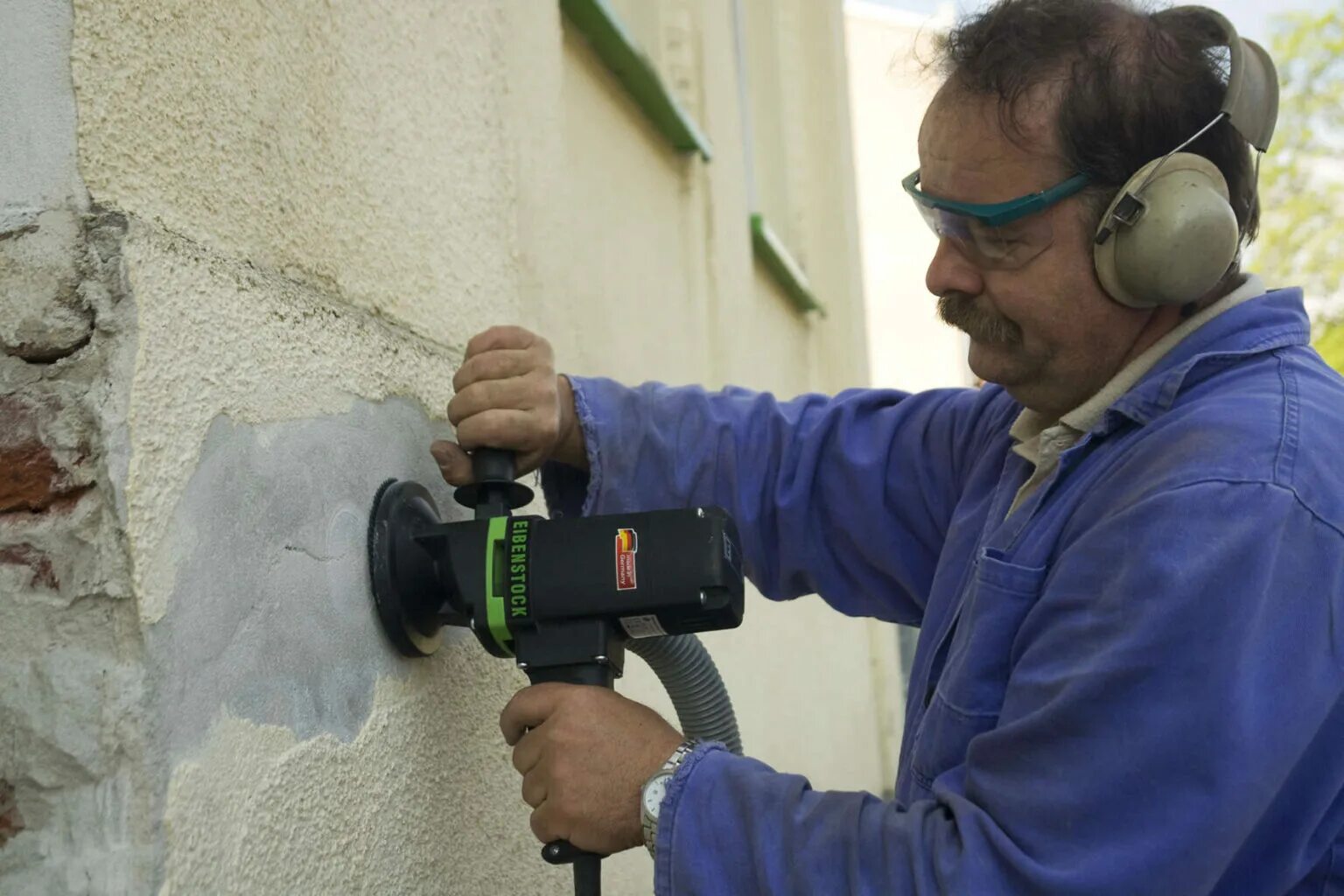 Демонтаж штукатурки со стен. Демонтаж штукатурки. Отбивание штукатурки. Демонтаж штукатурки. Демонтаж штукатурки.