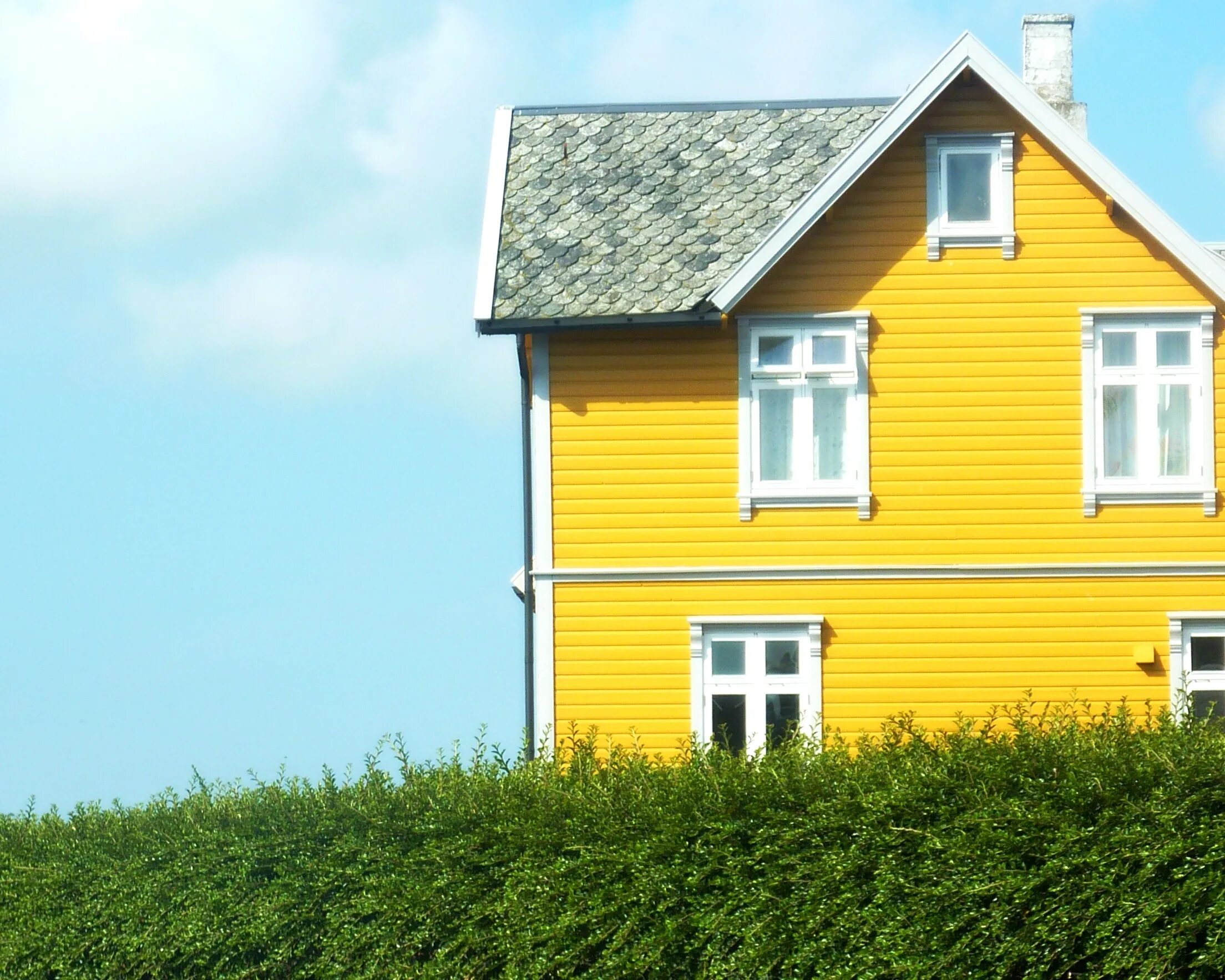 Желтый дом текст. Желтый домик. Желтые дома. Дом желтого цвета. Желто голубой дом.