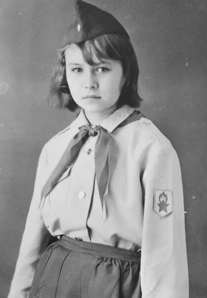 Пионерки картинки. Галстук пионера. Пионерки картинки. Девушки в пионерской форме. Галстук пионера.