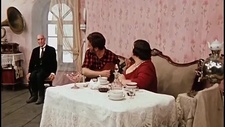 Там среди пампасов бегают бизоны. 12 стульев мадам грицацуева погоня. Пампасов песня. Где среди пампасов двенадцать стульев. Пампасов песня.