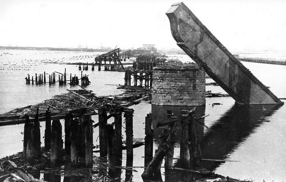 Каневский мост. 1943 мост днепропетровск. Переправа танков через днепр 1943. Оккупация орла в 1941. Восстановление смоленска после войны.