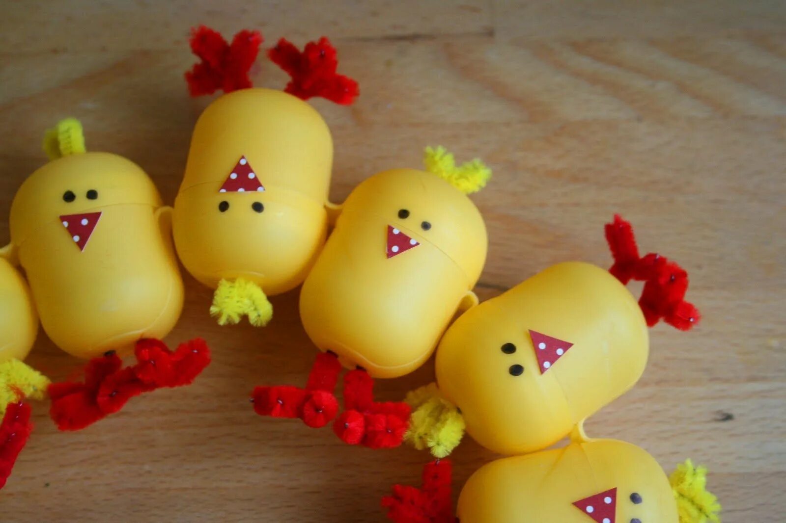 Сделать игрушку из киндера. Поделки из киндер сюрприза. Поделки из киндеров. Сделать игрушку из киндера. Сделать игрушку из киндера.