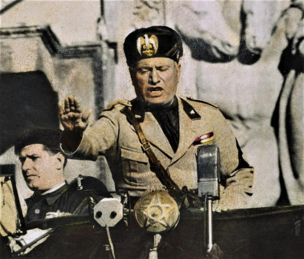 Так называли диктатора муссолини 4. Бенито муссолини. фашизм бенито. муссолини лицо. муссолини лицо цветное.
