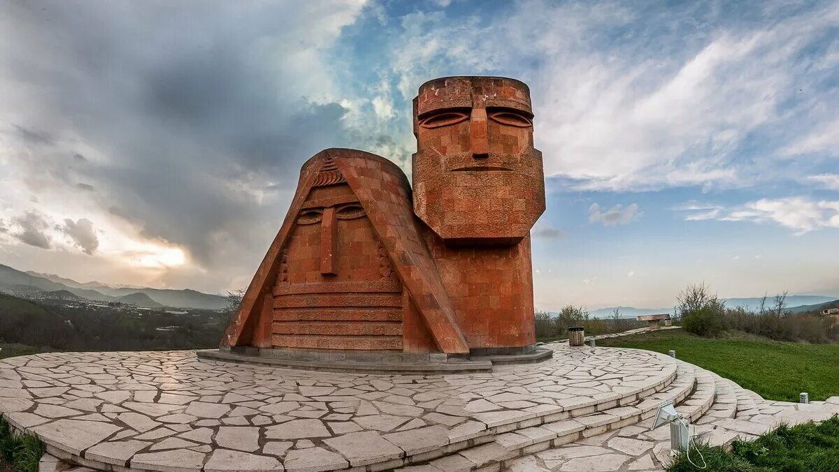 Армения арцах степанакерт. Слово арцах. Слово арцах. Папик татик памятник. Татик и папик в карабахе.