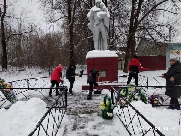 Памятник волонтерам. Ртищево волонтеры у мемориала.