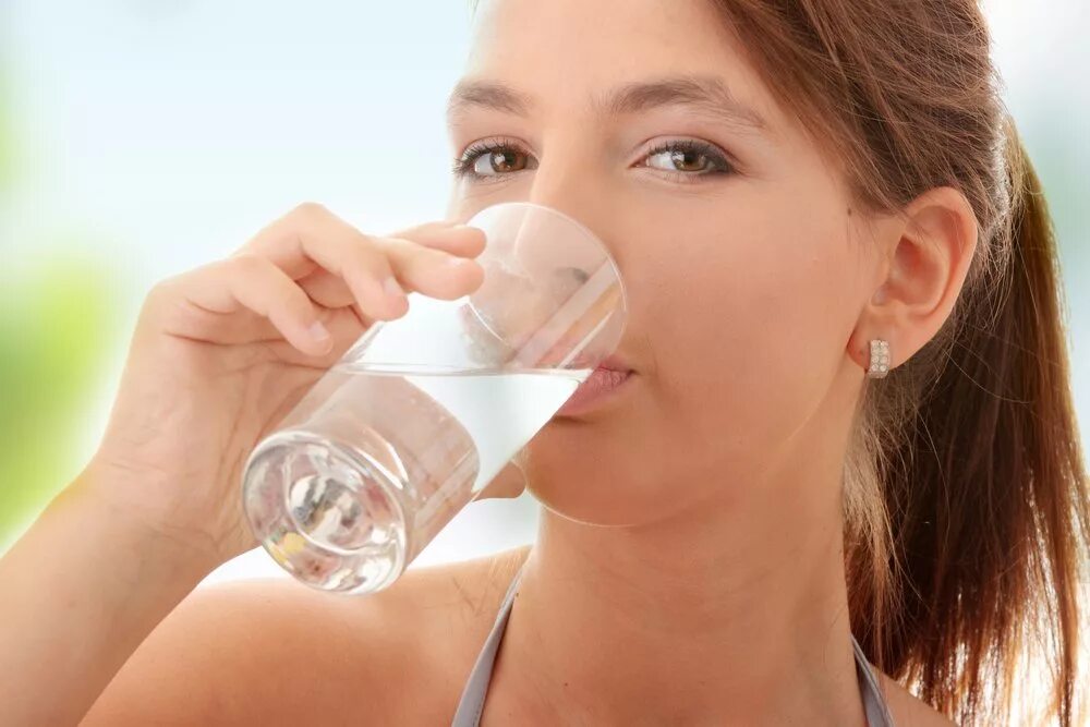 Питье воды. Пить воду. Девушка пьет воду. Девушка со стаканом воды.