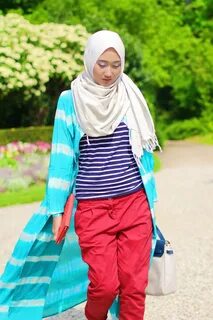 Dian Pelangi mahasiswi hijab jilbab dan manis cantik dan ketat baju kaos.