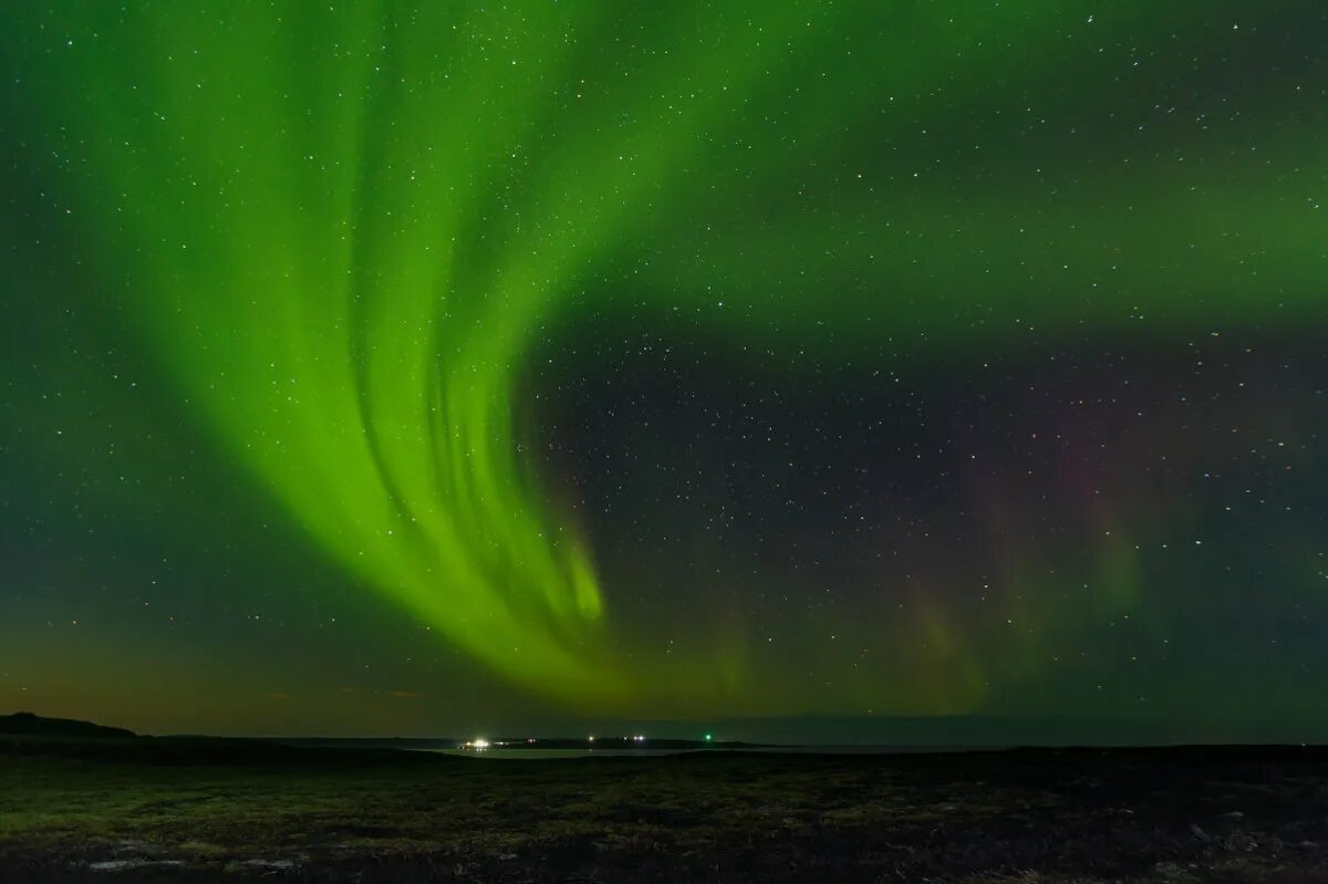 солнечный ветер и северное сияние. сияние логотип фото. зеленое сияние абстракция. магнитное поле земли магнитосфера. зеленый солнечный ветер.