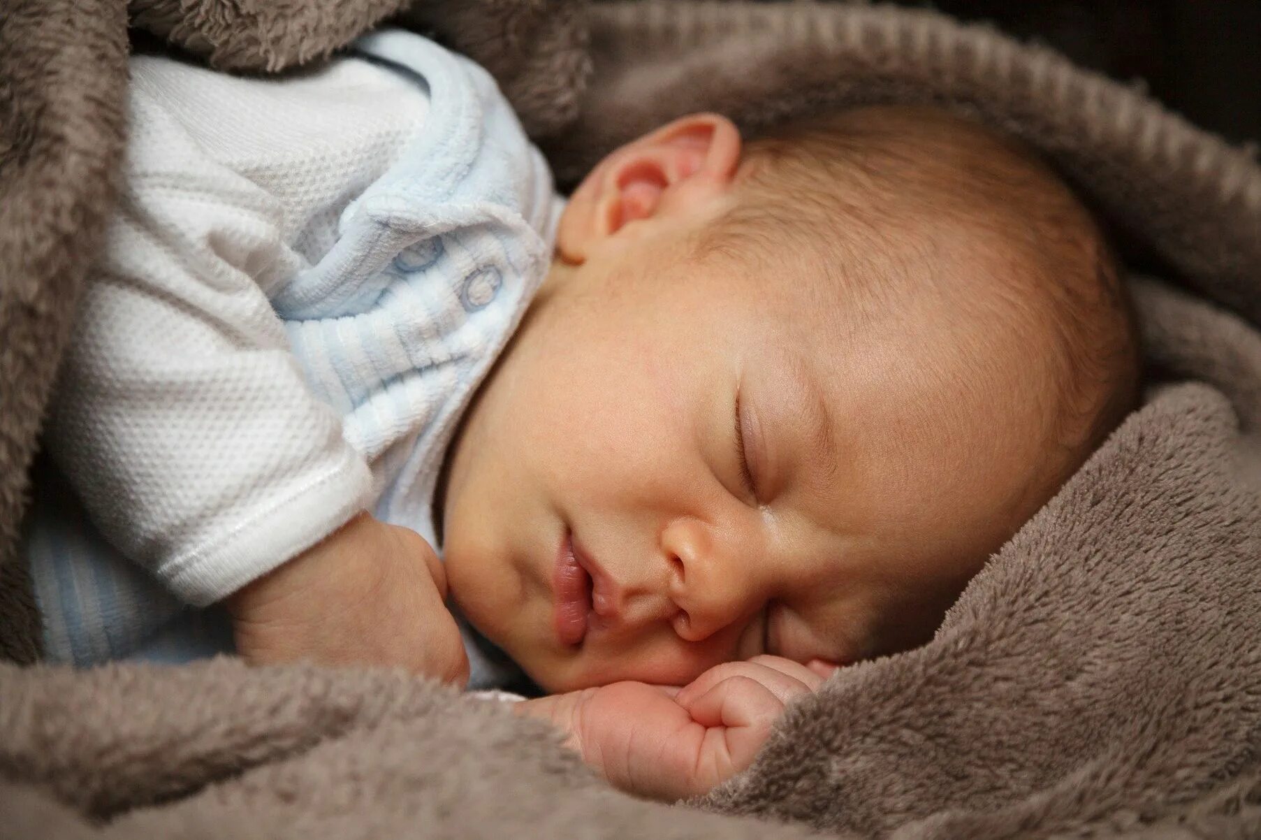 Новорожденный мальчик фото. Новорожденный ребенок. Малыши Новорожденные. Рноворождённый ребёнок. Спящий младенец.