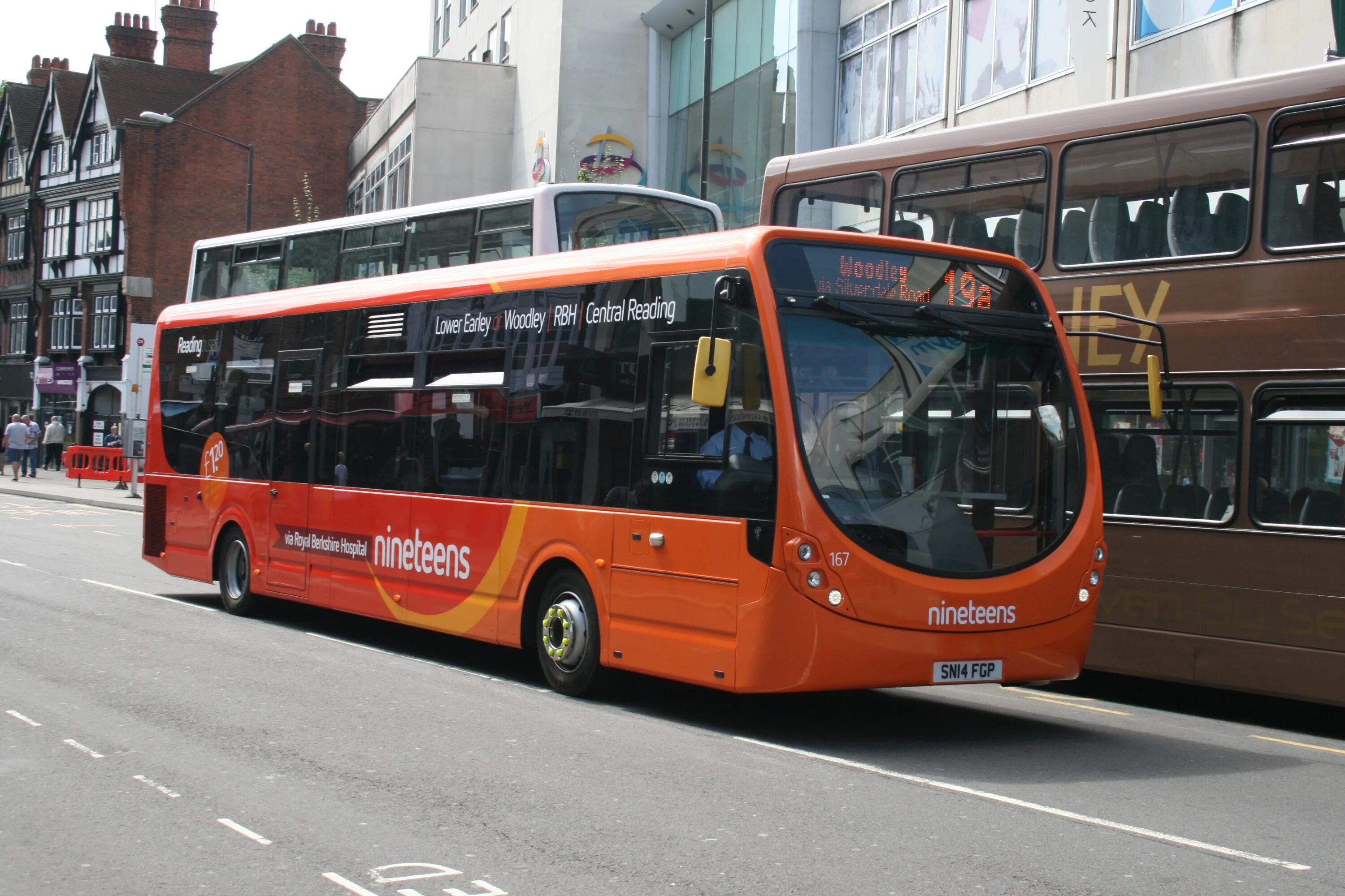 Berkshire автобус. Оранжевый автобус. Reading Bus. Big Orange Bus.