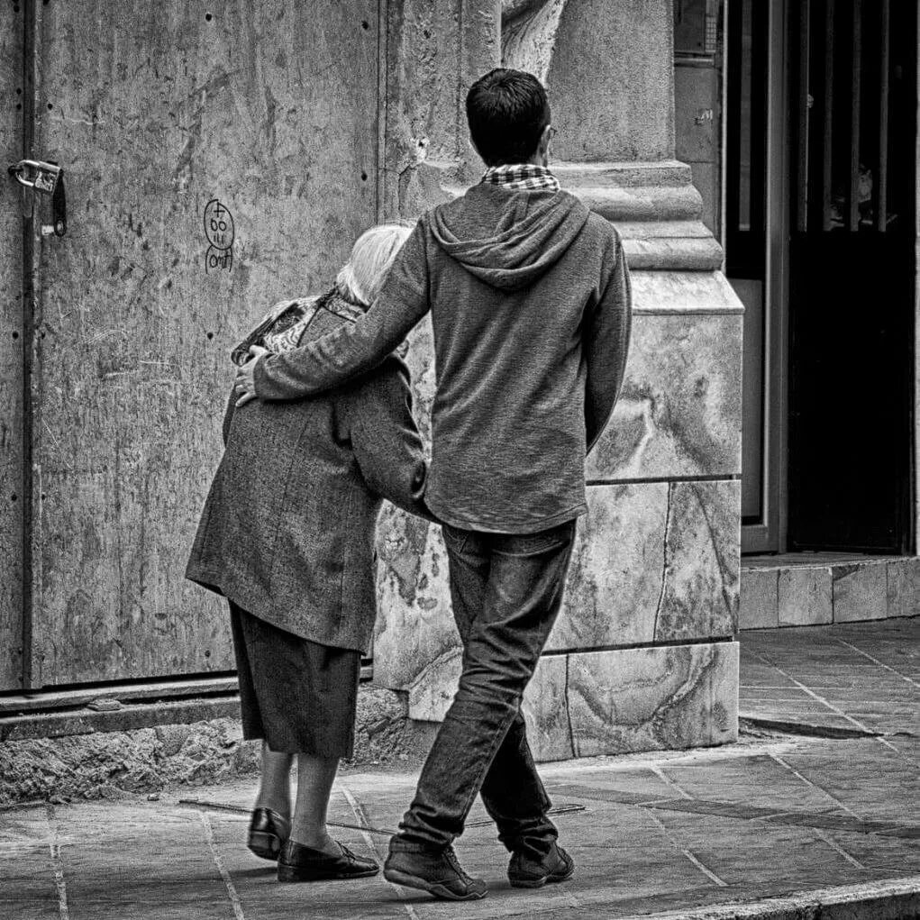 пожилые люди. милосердие картинки. сочувствие и поддержка. слайд милосердие. милосердие картинки.