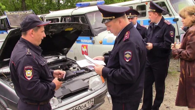 ГИБДД осматривают авто. Техосмотр МВД. Техосмотр ГАИ. Технический осмотр транспортных средств ГИБДД. Сайт техосмотра гибдд