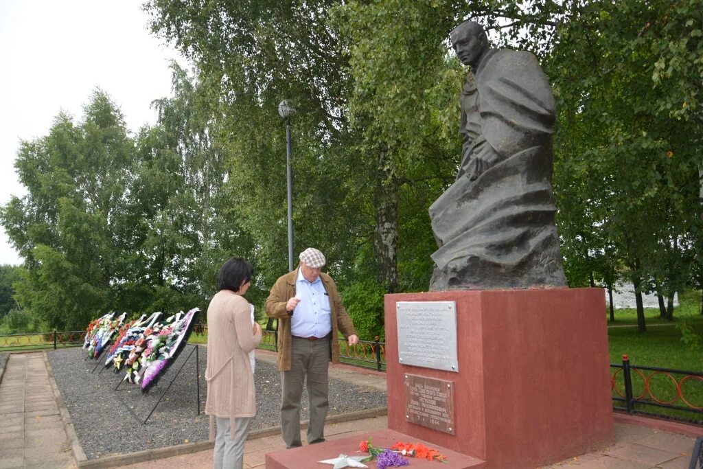 Братские могилы г. Рудня Руднянский. Братские могилы Рудня Смоленская область. Братская могила в Рудне Смоленской области. Вечный огонь в Рудне Смоленская область.